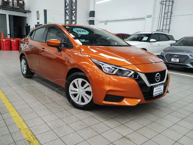 Foto Nissan Versa Sense usado (2020) color Naranja precio $246,200