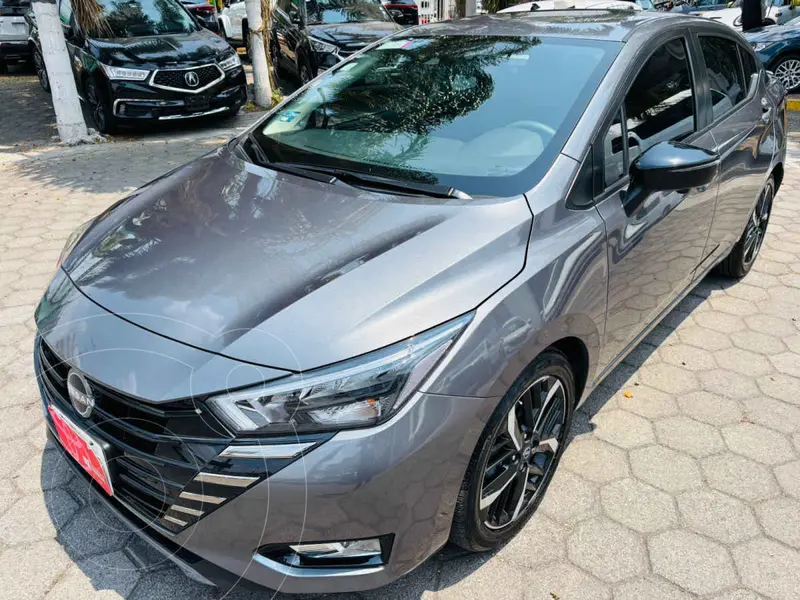 Foto Nissan Versa SR usado (2023) color Gris financiado en mensualidades(enganche $85,194 mensualidades desde $7,567)