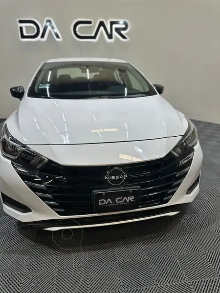 Foto Nissan Versa Sense Aut usado (2023) color Blanco precio $285,000