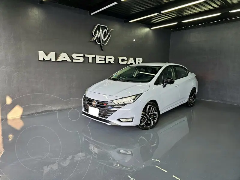 Foto Nissan Versa SR usado (2023) color Gris precio $334,000