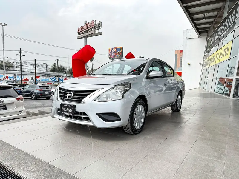 Foto Nissan Versa Sense usado (2017) color plateado precio $189,000