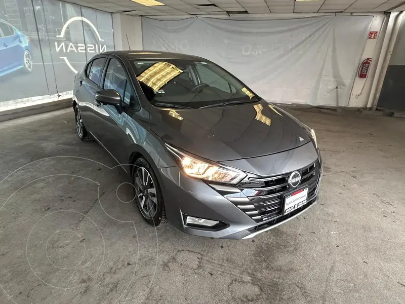 Foto Nissan Versa Advance usado (2024) color Gris Oscuro precio $339,800