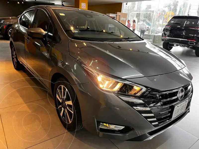 Foto Nissan Versa Advance usado (2023) color plateado precio $335,000