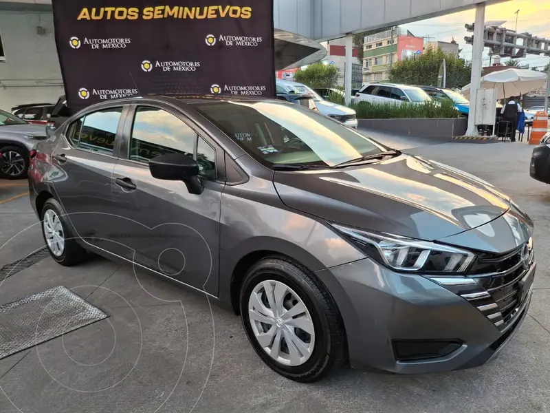 Foto Nissan Versa Sense Aut usado (2024) color Gris Oxford financiado en mensualidades(enganche $52,000 mensualidades desde $6,774)