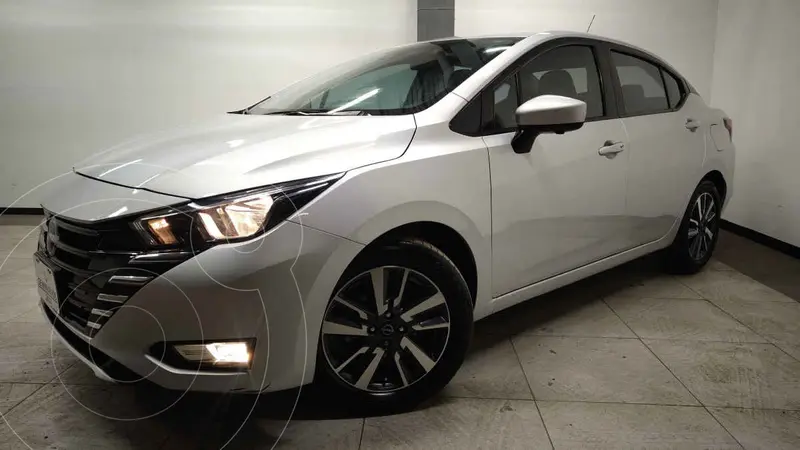 Foto Nissan Versa Advance usado (2023) color Plata financiado en mensualidades(enganche $70,400 mensualidades desde $6,945)