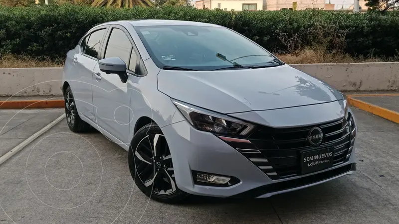Foto Nissan Versa Exclusive Aut usado (2024) color Gris precio $339,800