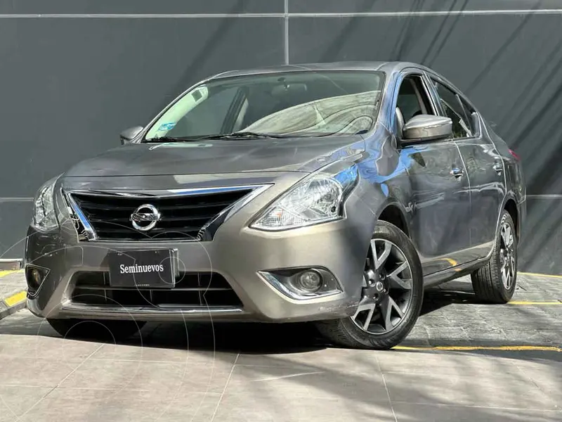 Foto Nissan Versa Exclusive Aut usado (2017) color Dorado precio $235,000