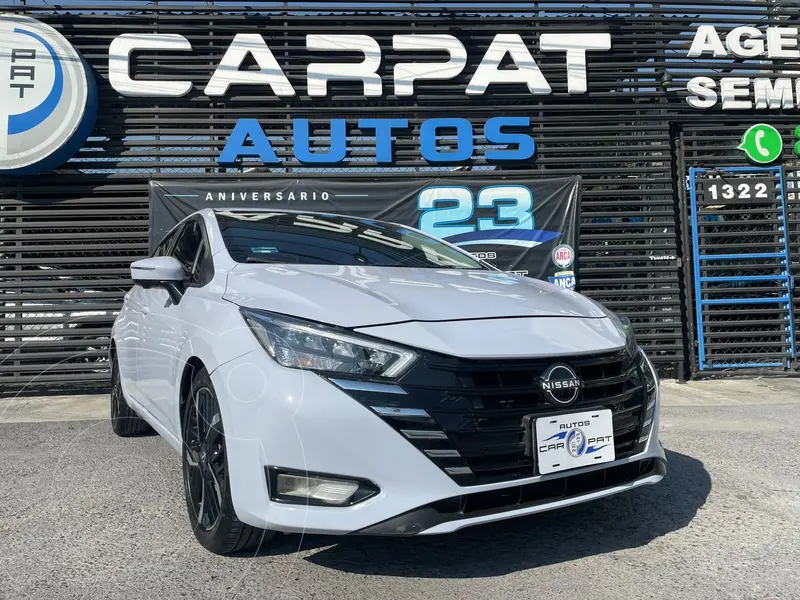 Foto Nissan Versa Exclusive Aut usado (2023) color plateado financiado en mensualidades(enganche $74,580 mensualidades desde $7,773)