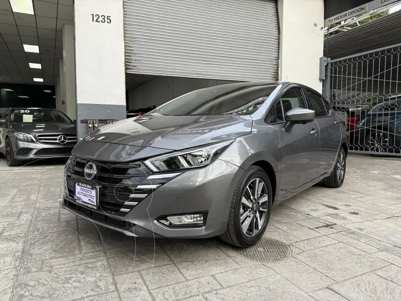 Foto Nissan Versa Advance Aut usado (2025) color Gris precio $329,900