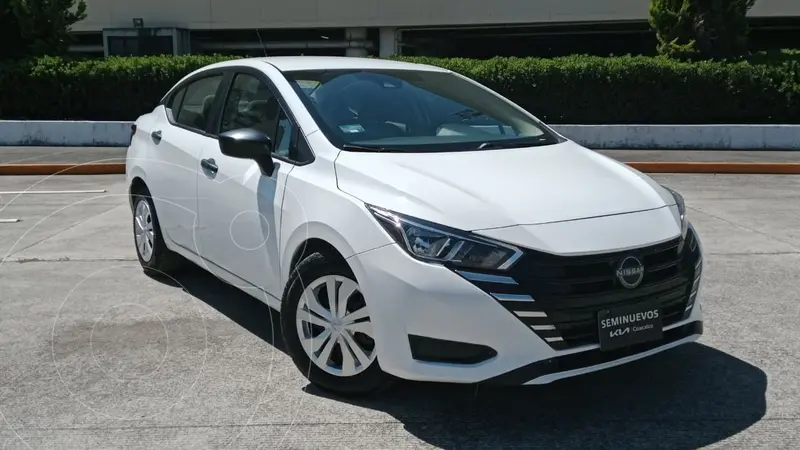 Foto Nissan Versa Sense Aut usado (2023) color Blanco precio $299,800