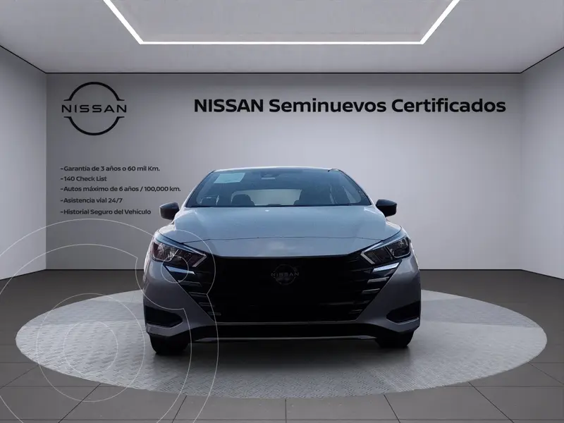 Foto Nissan Versa Sense Aut usado (2023) color plateado precio $260,000