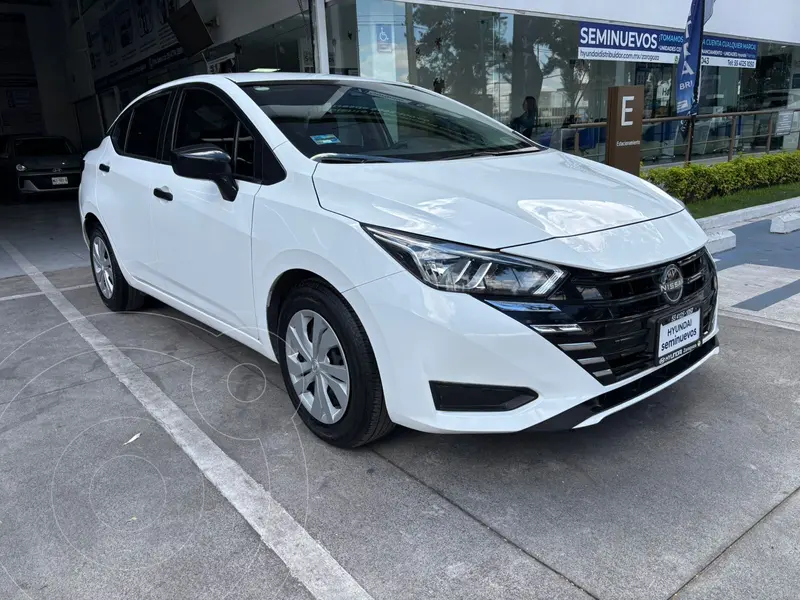 Foto Nissan Versa Sense Aut usado (2023) color Blanco financiado en mensualidades(enganche $98,230 mensualidades desde $4,133)