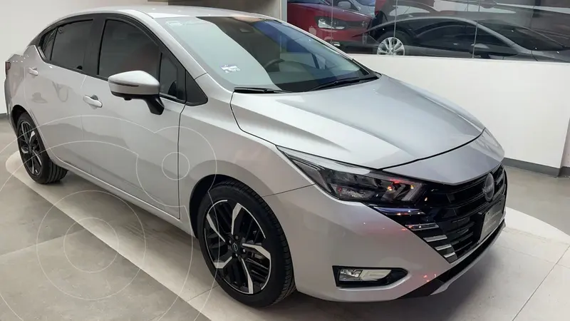 Foto Nissan Versa Exclusive Aut usado (2025) color Gris financiado en mensualidades(enganche $148,390 mensualidades desde $6,375)