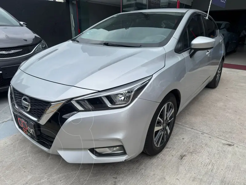 Foto Nissan Versa Advance usado (2022) color plateado precio $280,000