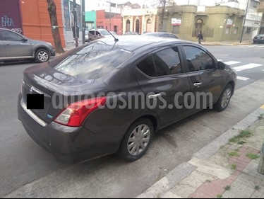 foto Nissan Versa Sense usado (2015) color Gris precio $320.000