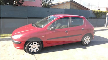 Foto Peugeot 206 CC 1.6L usado (2005) color Rojo precio $2.100.000