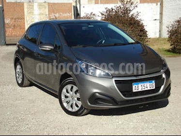 foto Peugeot 208 Allure 1.5 NAV usado (2017) color Gris Oscuro precio $250.000