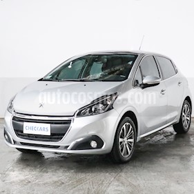 foto Peugeot 208 Feline 1.6 Aut usado (2018) color Plata precio $1.020.000