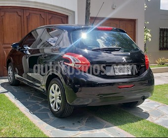 Peugeot 208 Active 1.5 usado (2013) color Negro precio $380.000