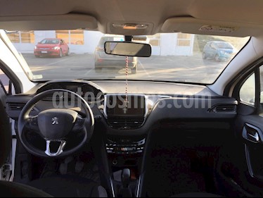 Peugeot 208 1.2L Active 5p usado (2015) color Blanco precio $5.190.000