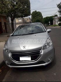 foto Peugeot 208 Feline 1.6 usado (2016) color Gris Claro precio $530.000
