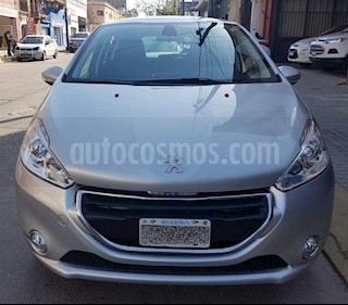 foto Peugeot 208 Feline 1.6 usado (2014) color Gris Claro precio $470.000