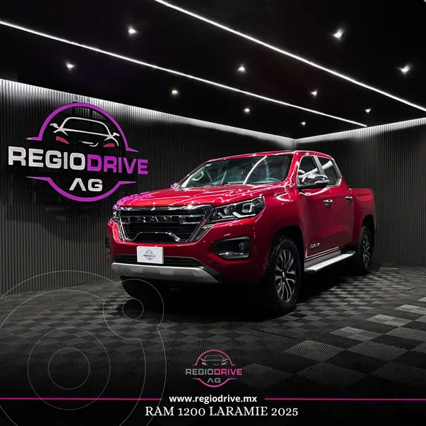 Foto RAM 1200 Laramie Crew Cab usado (2025) color Rojo precio $589,900