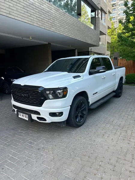 Foto RAM 1500 Big Horn usado (2022) color Blanco precio $34.600.000