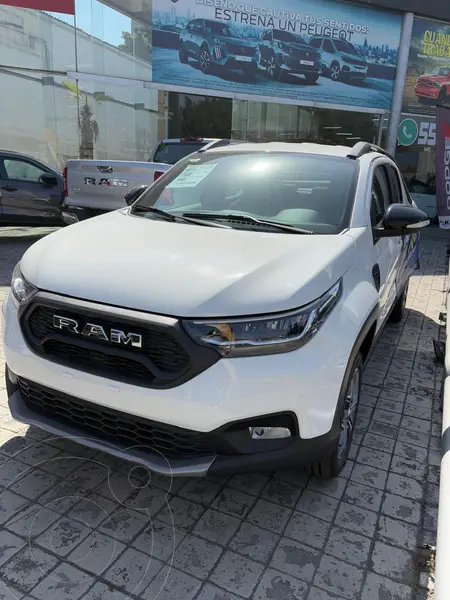 Foto RAM 700 Laramie Crew Cab usado (2024) color Blanco precio $446,307
