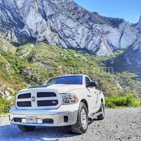 RAM RAM Hemi Sport 5.7L 4x2 usado (2013) color Blanco precio $200,000