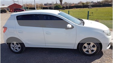 foto Renault Sandero 1.6 Privilège Nav usado (2015) color Blanco Glaciar precio $365.000
