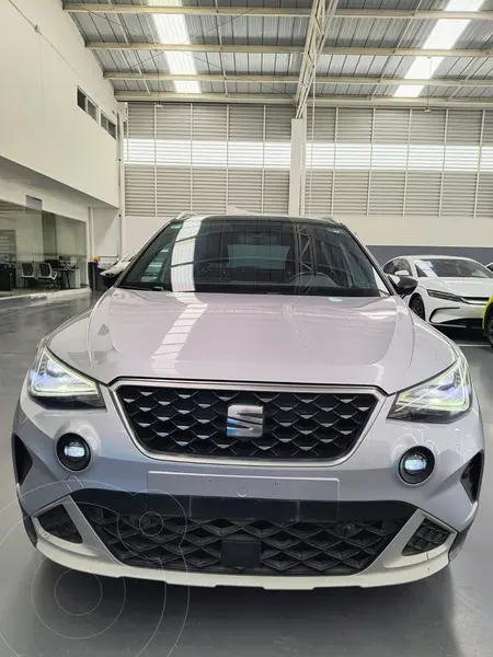Foto SEAT Arona Xperience usado (2023) color Plata financiado en mensualidades(enganche $64,180)