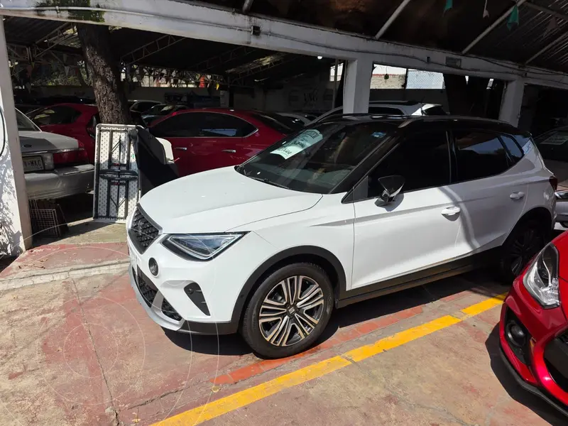 Foto SEAT Arona Xperience usado (2023) color Blanco precio $352,999
