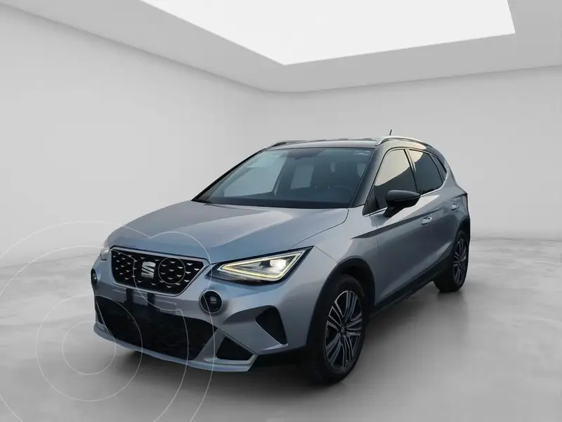 Foto SEAT Arona Xperience usado (2023) color plateado precio $368,900