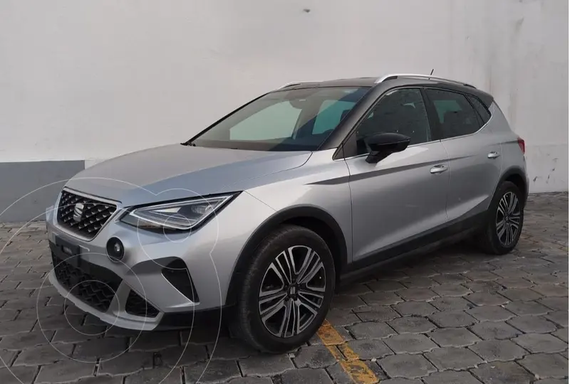 Foto SEAT Arona Xperience usado (2023) color plateado precio $368,900