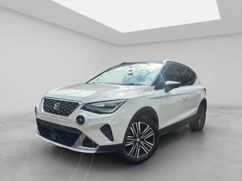 Foto SEAT Arona Xperience usado (2024) color Blanco financiado en mensualidades(enganche $111,452 mensualidades desde $10,161)