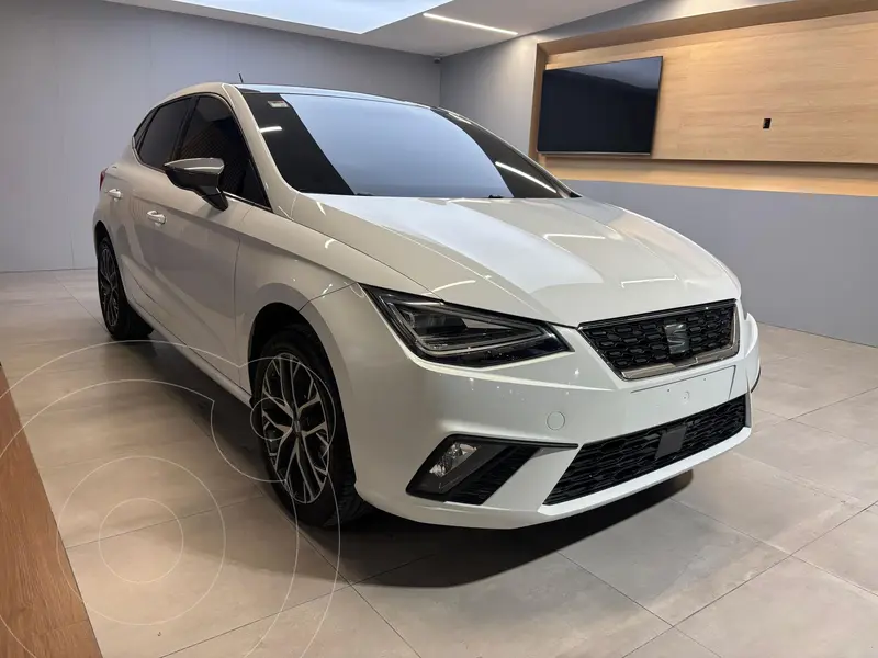 Foto SEAT Ibiza 1.6L FR usado (2023) color Blanco financiado en mensualidades(enganche $133,760 mensualidades desde $5,628)
