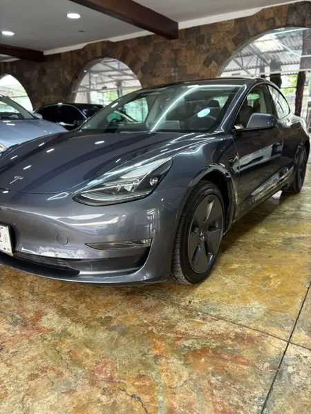 Foto Tesla Model 3 Autonomia Mayor AWD usado (2022) color Gris precio $580,000