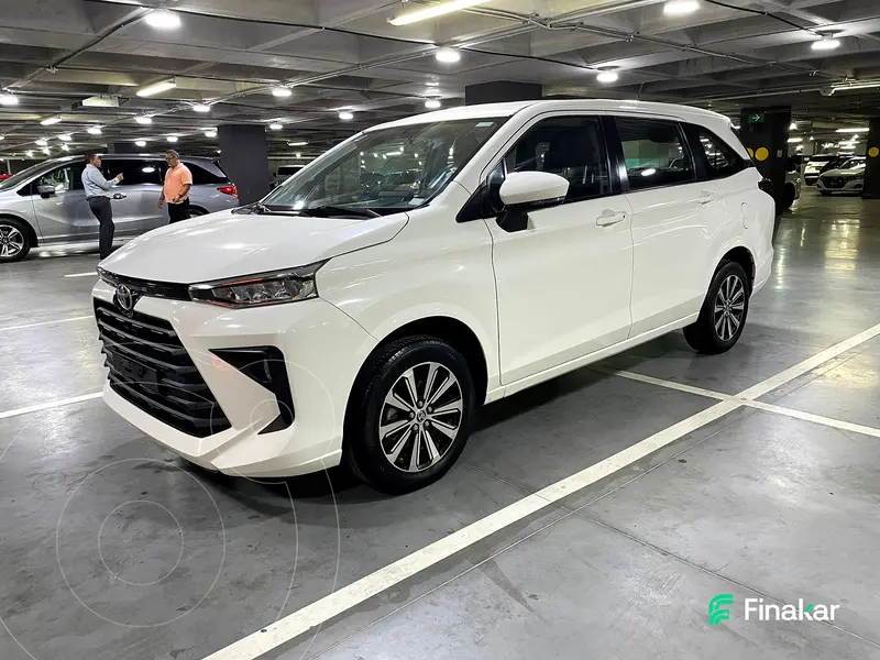 Foto Toyota Avanza XLE Aut usado (2023) color Blanco precio $329,000