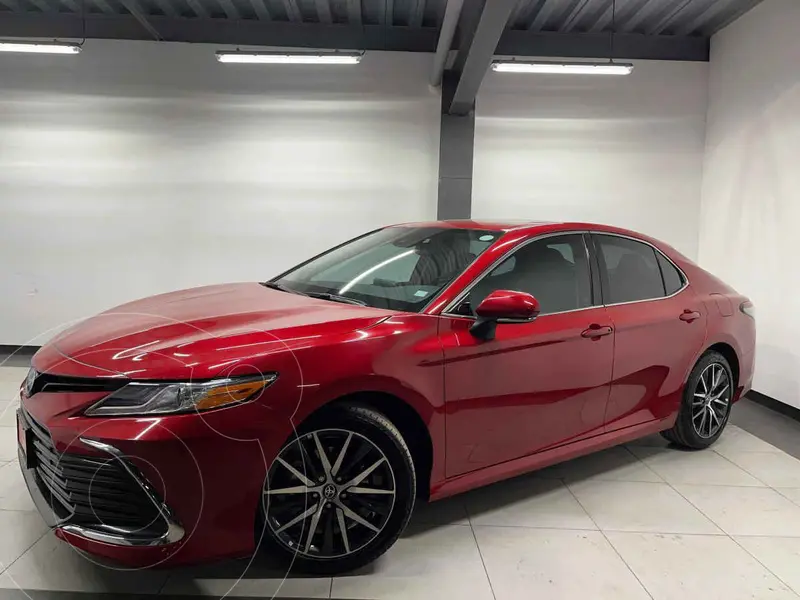 Foto Toyota Camry HEV XLE usado (2024) color Rojo precio $605,000