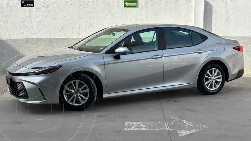 Foto Toyota Camry HEV LE usado (2025) color Plata precio $584,000