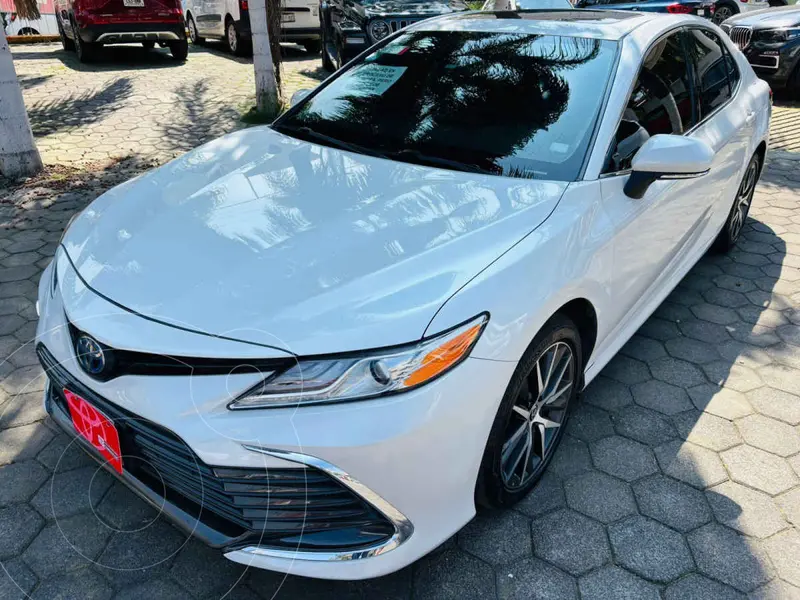 Foto Toyota Camry HEV XLE usado (2022) color Blanco financiado en mensualidades(enganche $120,669 mensualidades desde $10,718)