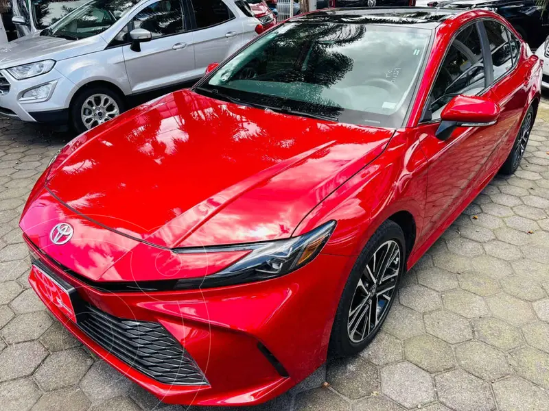 Foto Toyota Camry HEV XLE usado (2025) color Rojo precio $737,000