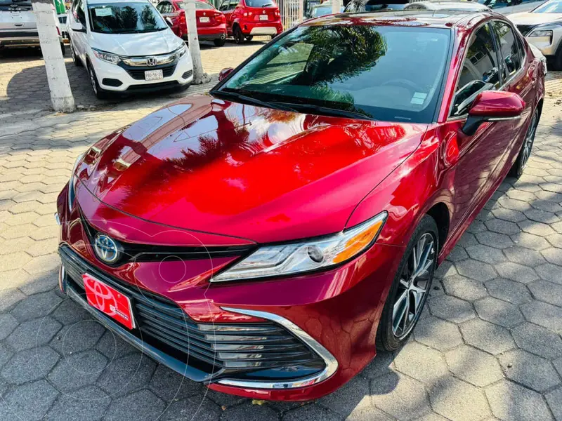 Foto Toyota Camry HEV XLE usado (2022) color Rojo precio $467,000