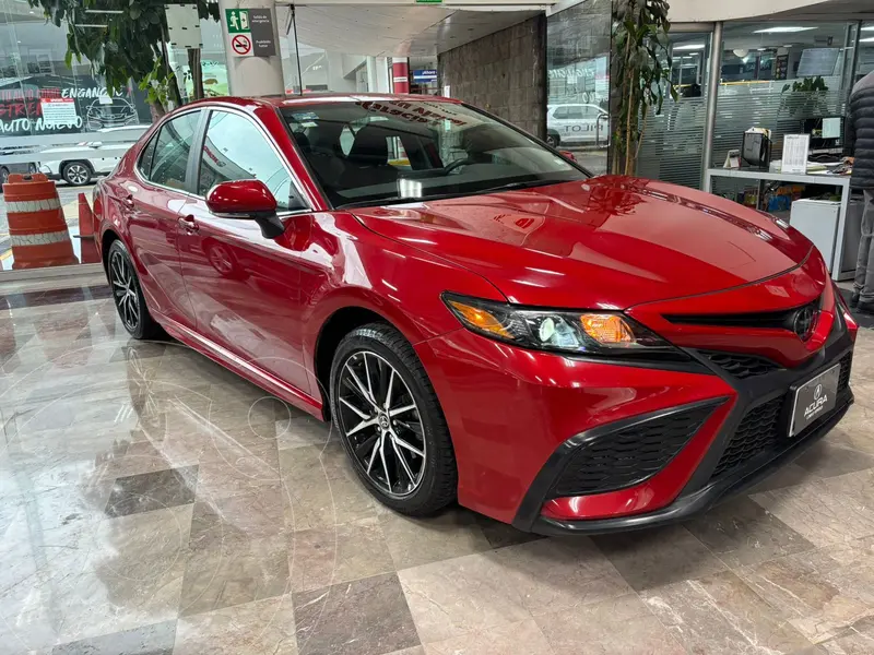 Foto Toyota Camry HEV SE usado (2023) color Rojo precio $469,000