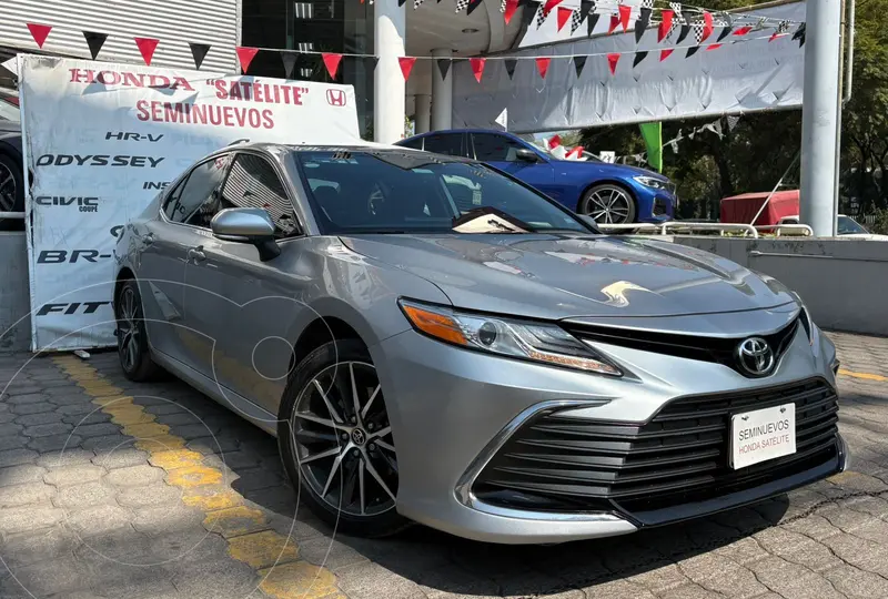 Foto Toyota Camry XLE usado (2021) color plateado precio $382,900