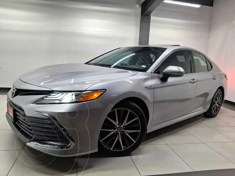Foto Toyota Camry XLE 2.5L Navi usado (2021) color Plata financiado en mensualidades(enganche $93,500 mensualidades desde $9,224)