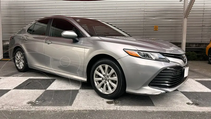 Foto Toyota Camry LE 2.5L usado (2020) color plateado precio $300,000