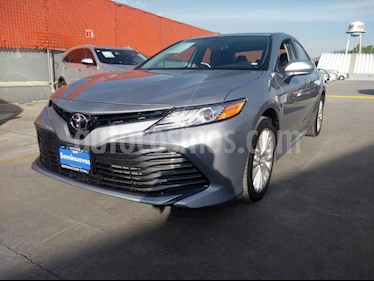foto Toyota Camry XLE 2.5L Navi usado (2019) color Plata Metálico precio $443,000