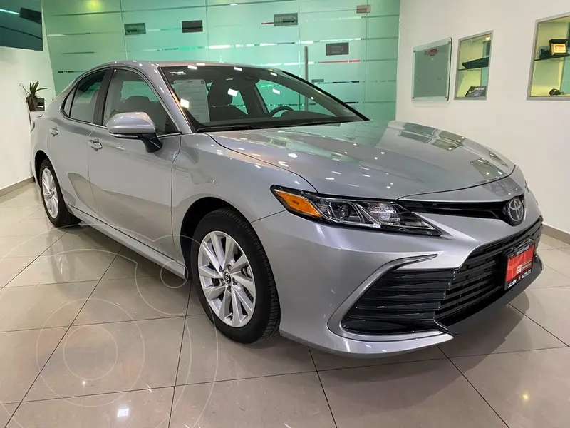 Foto Toyota Camry LE usado (2024) color Plata precio $549,000